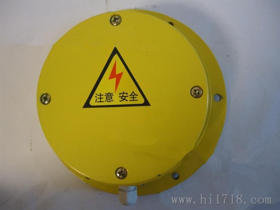 ZGDS-II溜槽堵塞檢測器，溜槽堵塞保護裝置工作原理，溜槽堵塞保護裝置采用門式結(jié)構(gòu)，彈簧復(fù)位，安裝在溜槽側(cè)壁上。當物料在溜槽中造成堵塞時堆積的物料必定給溜槽側(cè)壁一個壓力，從而將本裝置的活動門向內(nèi)推移。當活動門偏轉(zhuǎn)角度大于受控角度時，其控制開關(guān)動作，從而發(fā)出報警或停機信號。如將其接至振動器控制線路上，可實現(xiàn)輕度堵塞時不停機自動振打功能。堵塞故障排除后，活動門自動復(fù)位。，JYB/LD-B溜槽堵塞保護裝置使用說明，溜槽堵塞保護裝置又名溜槽堵塞開關(guān)，溜槽堵塞檢測器，堵料開關(guān)，麻城圖爾克現(xiàn)貨供應(yīng)皮帶輸送保護裝置，溜槽堵塞開關(guān)，批發(fā)生產(chǎn)，廠家直銷。JYB/LD-B溜槽堵塞保護裝置采用門式結(jié)構(gòu)，彈簧復(fù)位，當物料在溜槽中造成堵塞時，堆積的物料給溜槽側(cè)壁一個壓力．從而將本裝置的活動門向外推移，當活動門偏轉(zhuǎn)一個角度時，其控制溜槽堵塞開關(guān)動作發(fā)出警告、振打或停機信號。當堵塞故障排除后，活動門在彈簧的作用下自動復(fù)位，恢復(fù)原狀態(tài)。溜槽堵塞開關(guān)也可通過地址編碼器發(fā)送狀態(tài)數(shù)據(jù)至遠程控制室。后面設(shè)有檢修門，便于使用中平常維護。，溜槽防堵保護裝置廠家