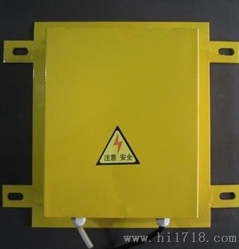 溜槽堵塞開關(guān)XLDS-Y，溜槽堵塞保護裝置工作原理，溜槽堵塞保護裝置采用門式結(jié)構(gòu)，彈簧復(fù)位，安裝在溜槽側(cè)壁上。當(dāng)物料在溜槽中造成堵塞時堆積的物料必定給溜槽側(cè)壁一個壓力，從而將本裝置的活動門向內(nèi)推移。當(dāng)活動門偏轉(zhuǎn)角度大于受控角度時，其控制開關(guān)動作，從而發(fā)出報警或停機信號。如將其接至振動器控制線路上，可實現(xiàn)輕度堵塞時不停機自動振打功能。堵塞故障排除后，活動門自動復(fù)位。，溜槽堵塞保護裝置